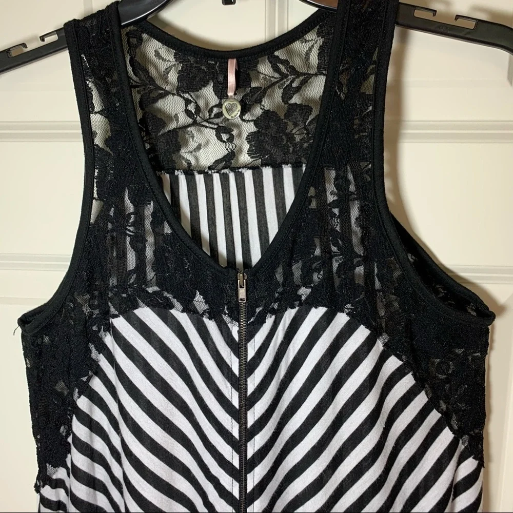 Robin K. tank top with lace shoulder and front zip - Picture 5 of 6